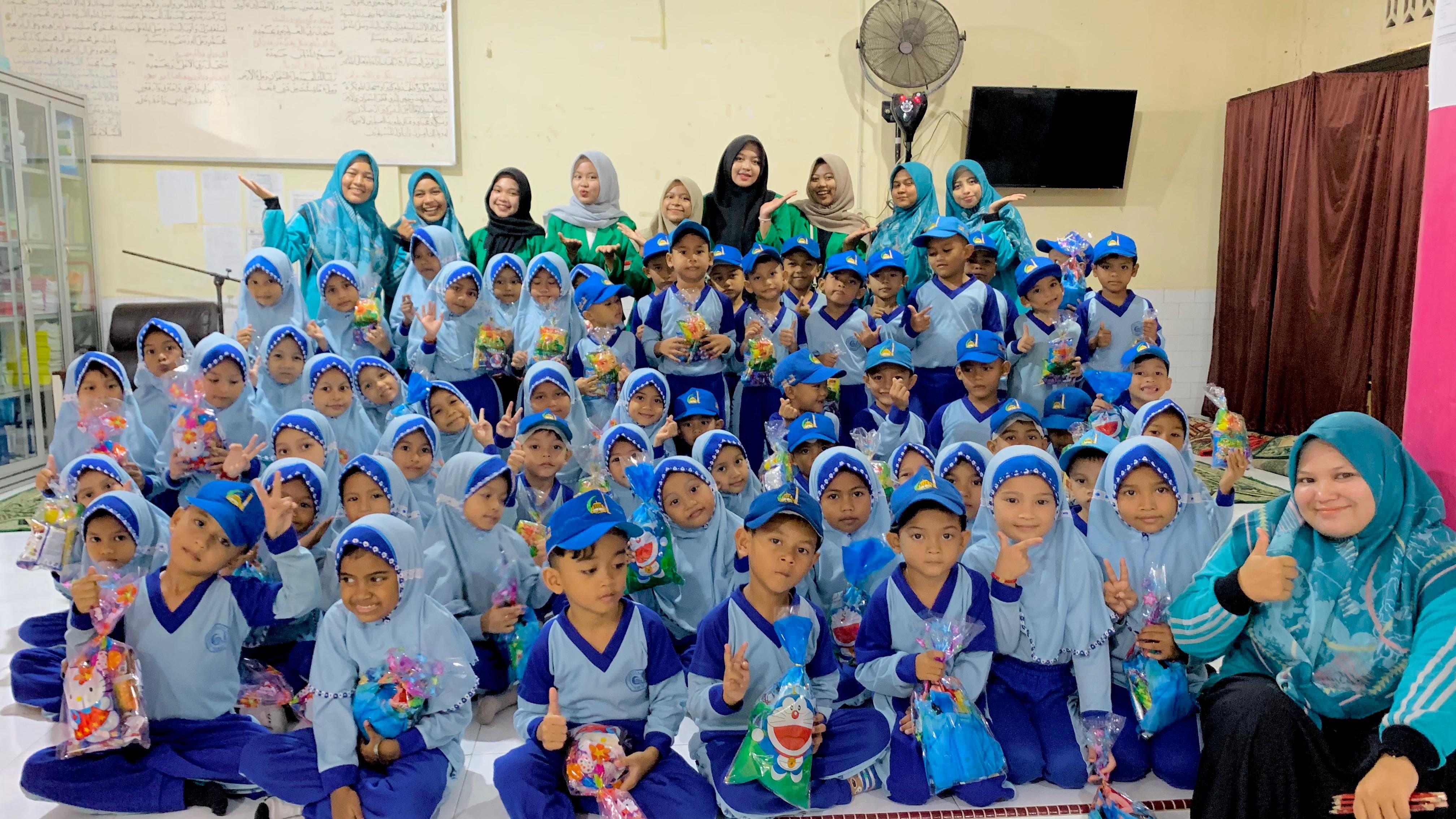 Lima Mahasiswa Prodi Administrasi Bisnis Lakukan Simulasi Game Education Pada Siswa TK
